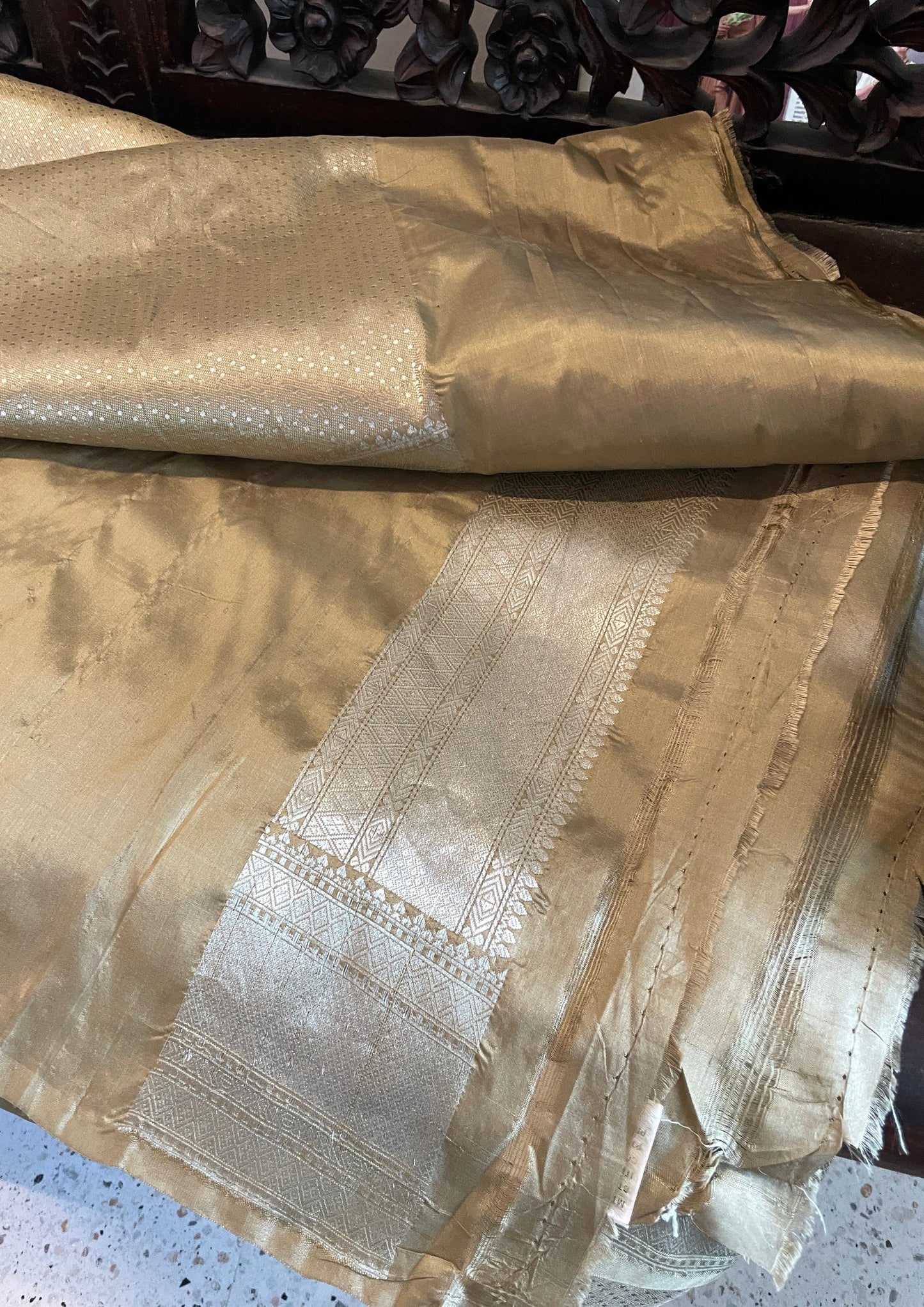 Signature bridal banarasi saree in gold tone Intricately Jeri dots Woven