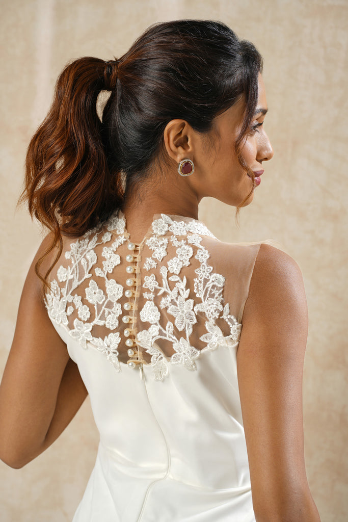 Floral Lace Embellished Sleeveless Halter Neck Mermaid Straight Gown with Long Trail