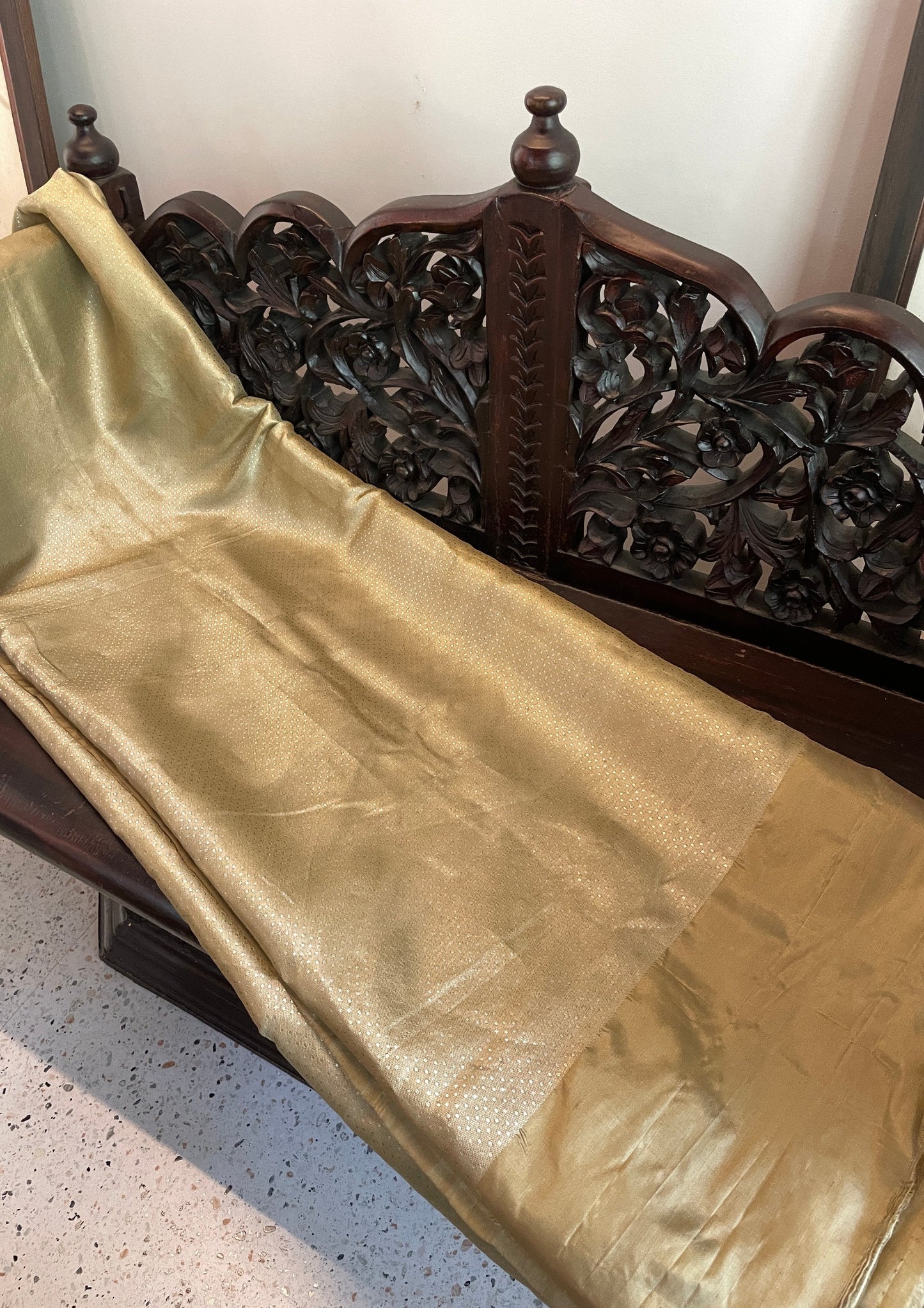 Signature bridal banarasi saree in gold tone Intricately Jeri dots Woven